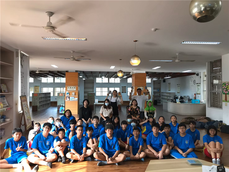 學生與受訪者合影