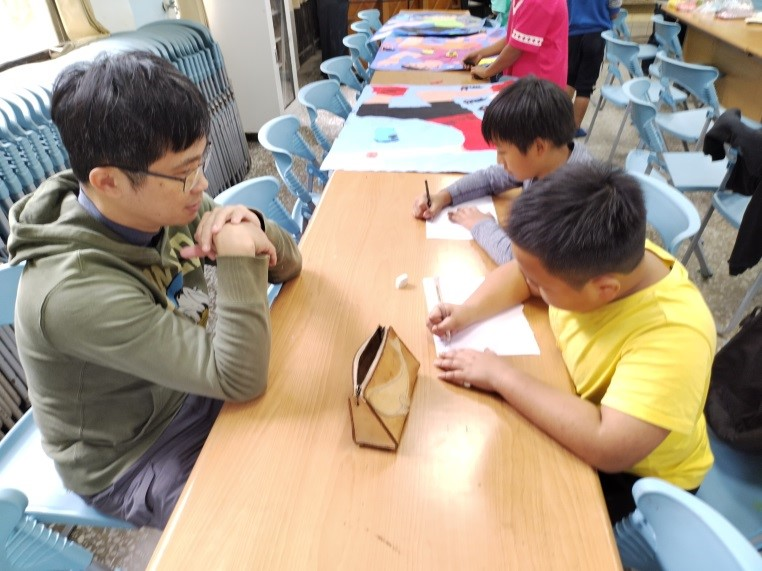 協同老師指導學生書寫故事