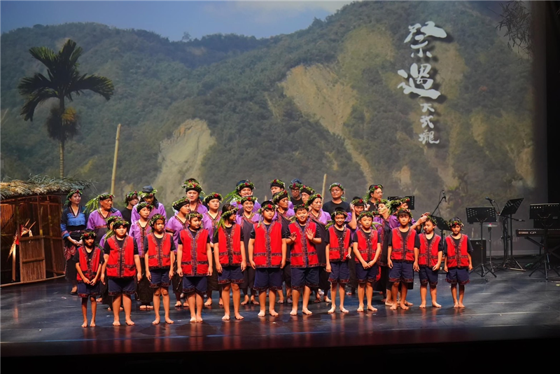 學生參與大滿舞團高雄文化中心演出。