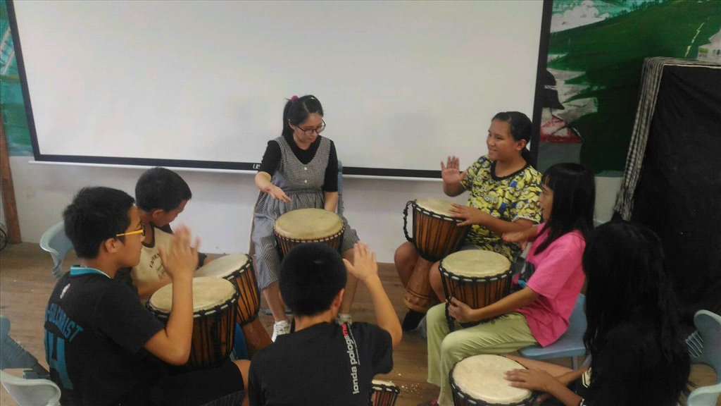 教師介紹非洲鼓源流，初步帶領練習