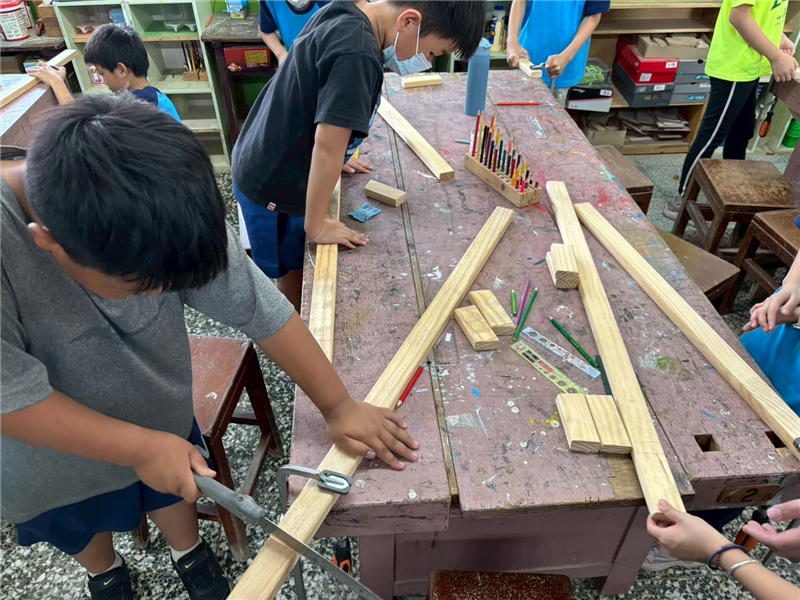 木工課-學生測量並操作工具