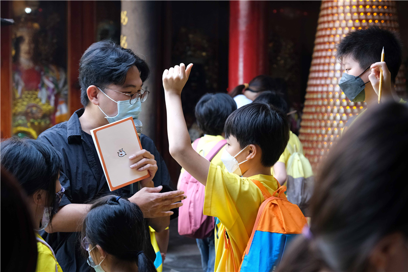 帶領學生至新竹城隍廟認識重要的宗教文化資產。