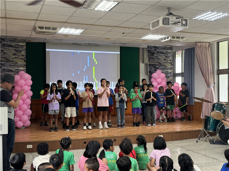 04結合母親節進行成果發表直笛演奏