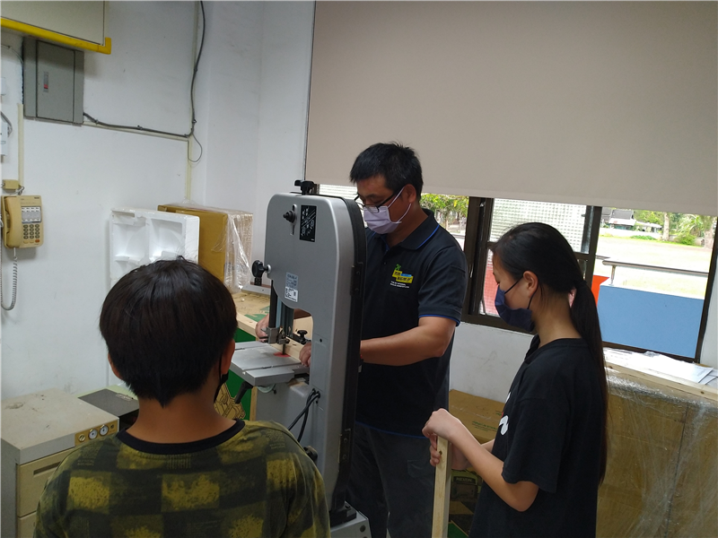 老師協助使用機具