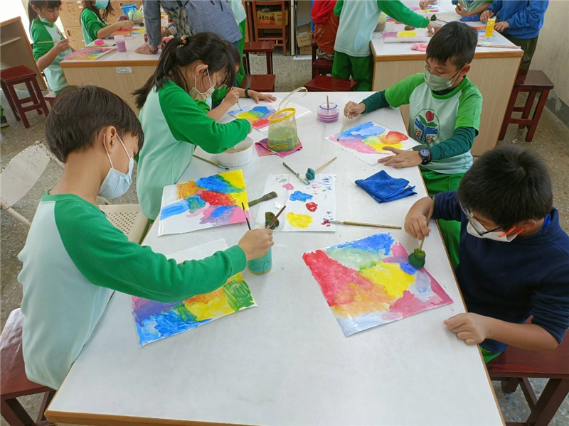 利用油畫棒讓學生感受顏料的層次