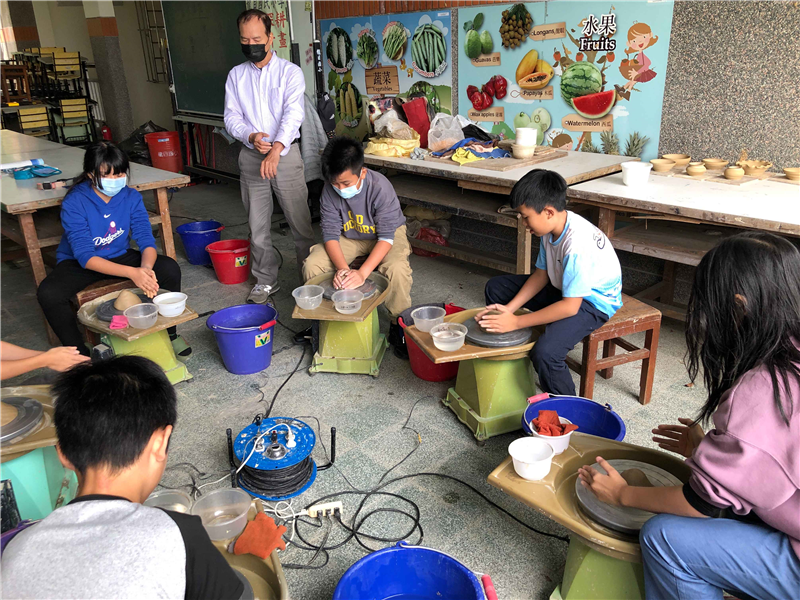 高年級學生拉坯