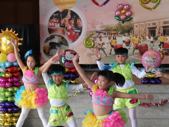青春又有活力的一年級小朋友藉由輕快活潑的旋律，表演舞曲咕嘰咕嘰!