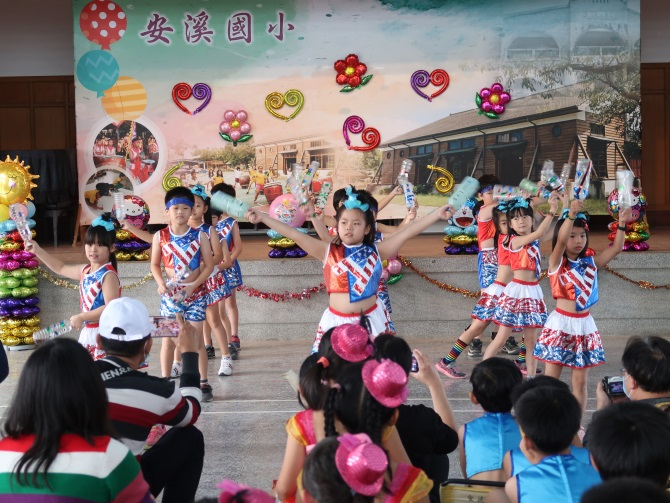 二年級孩子們透過豐富的肢體及輕快的節奏，舞出天使Go Go Go