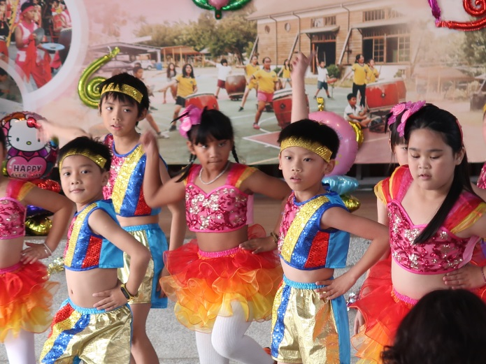 三甲孩子們透過歡快的曲風、暖暖的音樂律動，表演舞蹈大夢想家