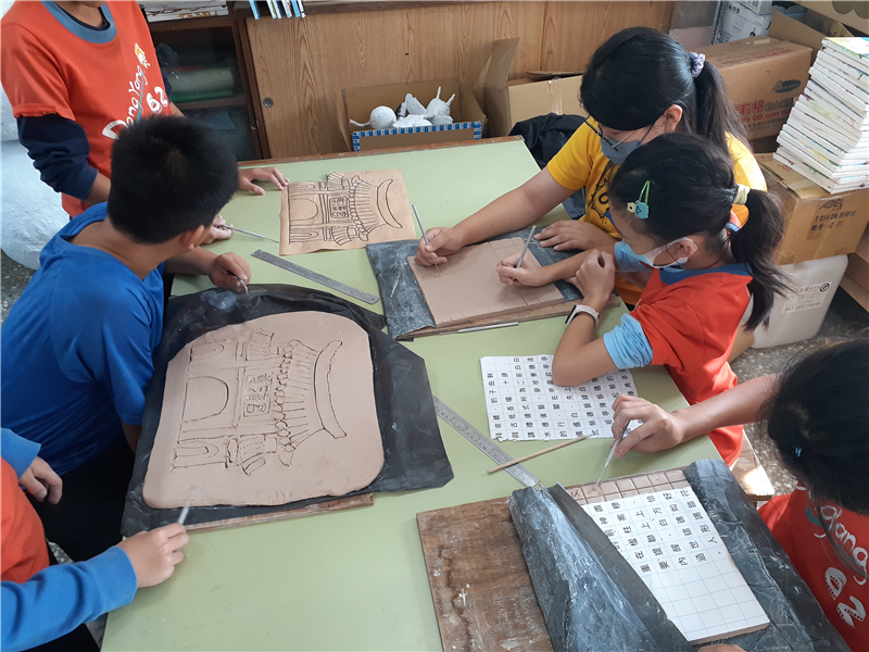學生依據草圖製作慈濟宮寺廟陶板