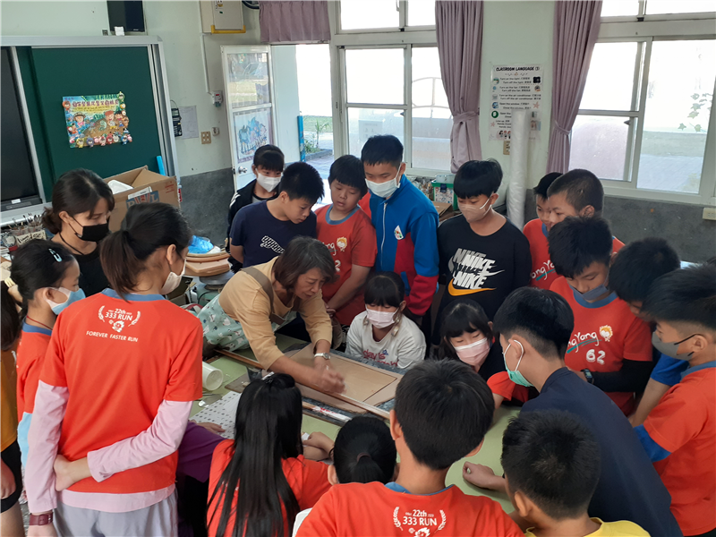 學生仔細聆聽陶藝老師的指導
