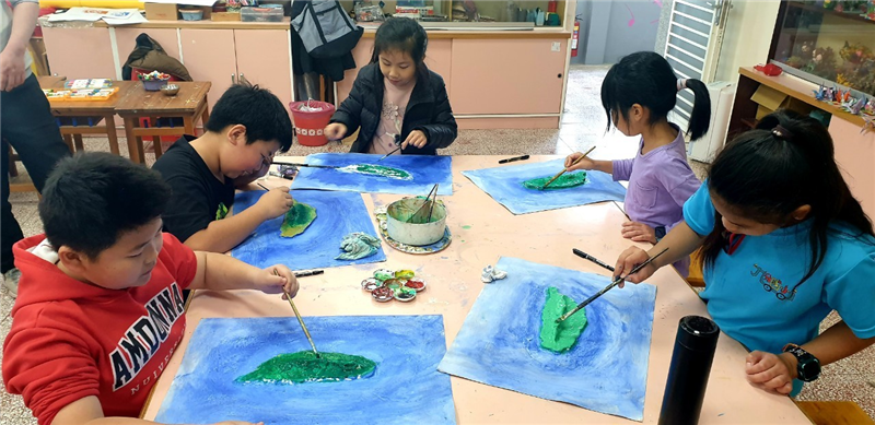 學生透過立體模型概念的運用,製作臺灣模型。