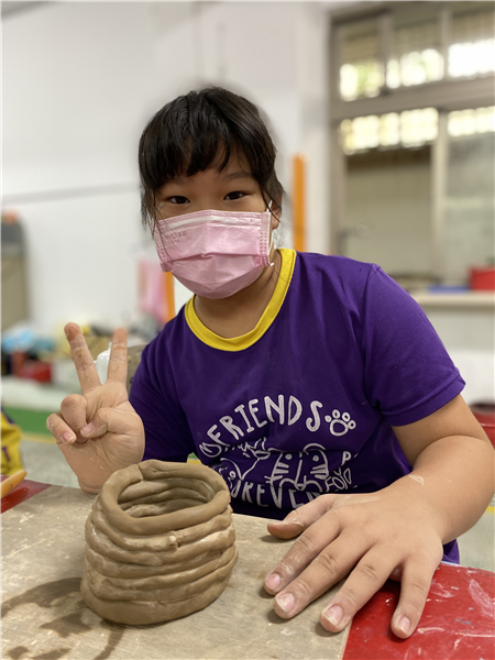 開心地進行捏塑陶土的創作