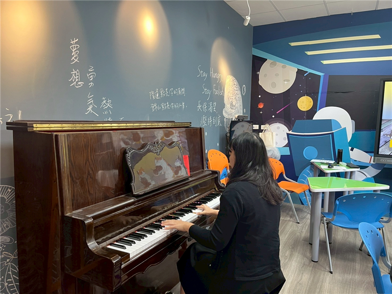 音樂教師進行樂理授課 