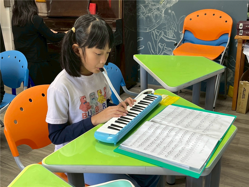 孩子進行樂器練習