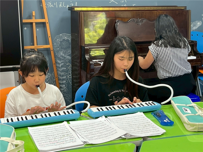 學生與教師合奏