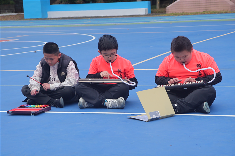 孩子在校慶進行成果演出