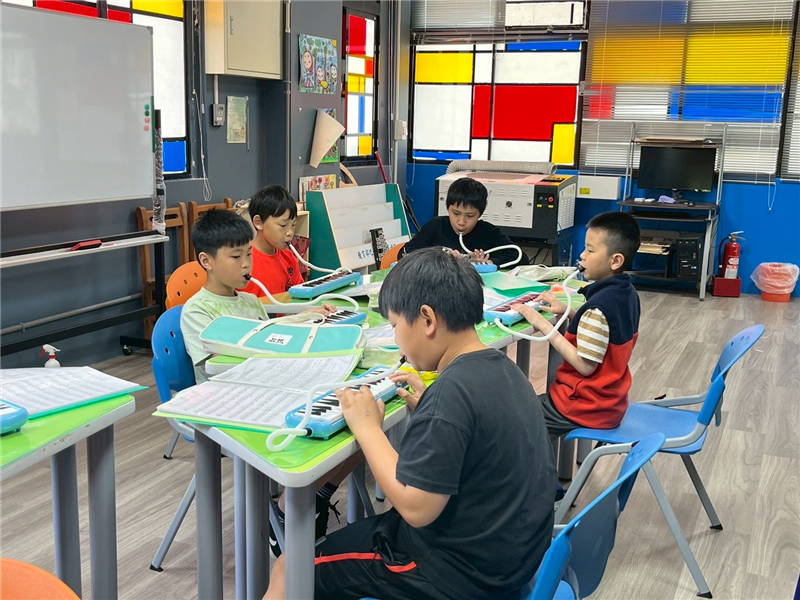 學生進行團體樂器演奏練習