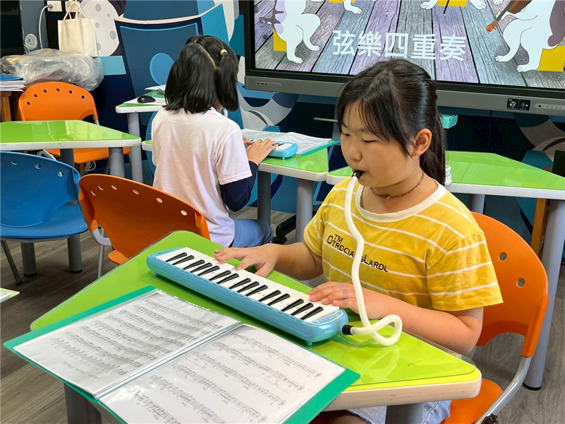 學生於課堂練習口風琴