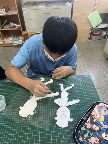 結合廣達游於藝米勒展覽與校訂課程，進行複合媒材創作