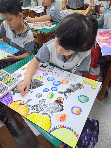 以在地虱目魚產業為主題，結合版畫與水彩，進行創作