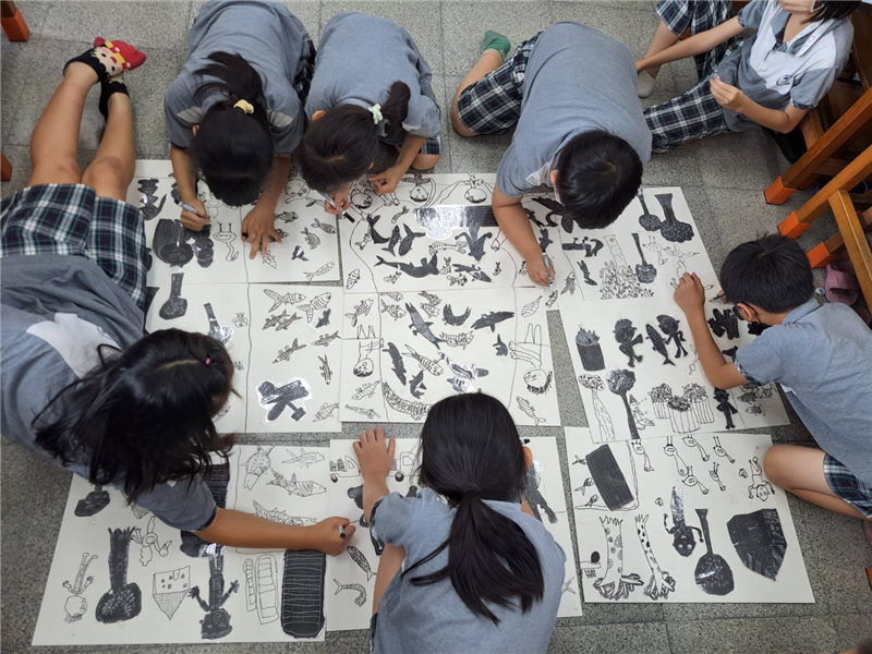 結合在地魚塭養殖業，以版畫及水彩畫方式，進行屏風會本創作