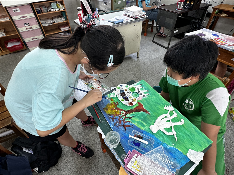 將立體浮雕與水彩平面創作結合，形成獨特圖像感受，豐富創作思維