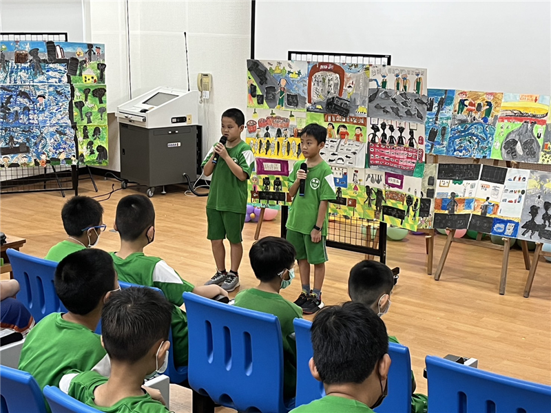 辦理創作成果展，學生解說自己的作品與創作歷程