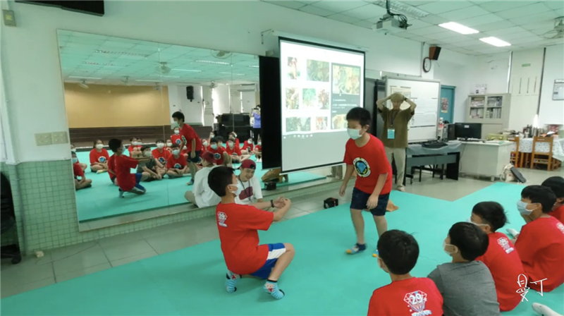 導師與學生一起觀察豬籠草的特色