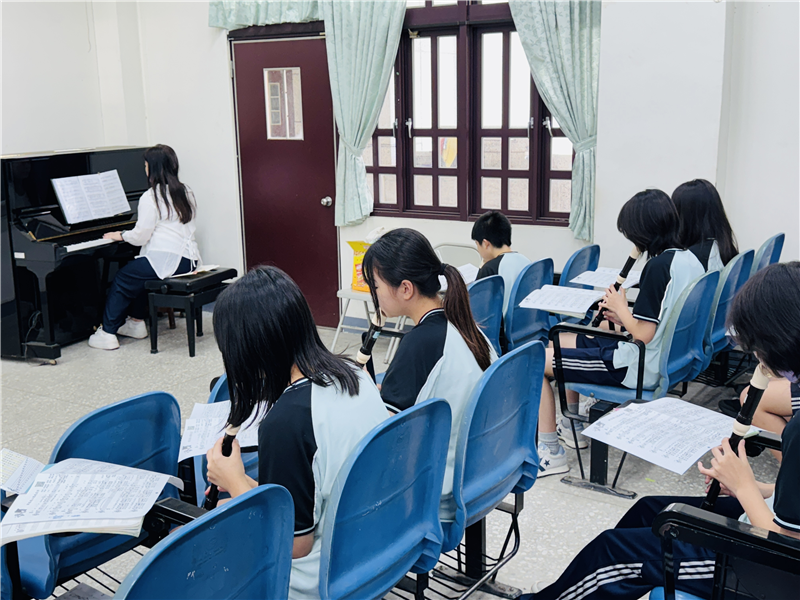學生課堂直笛練習
