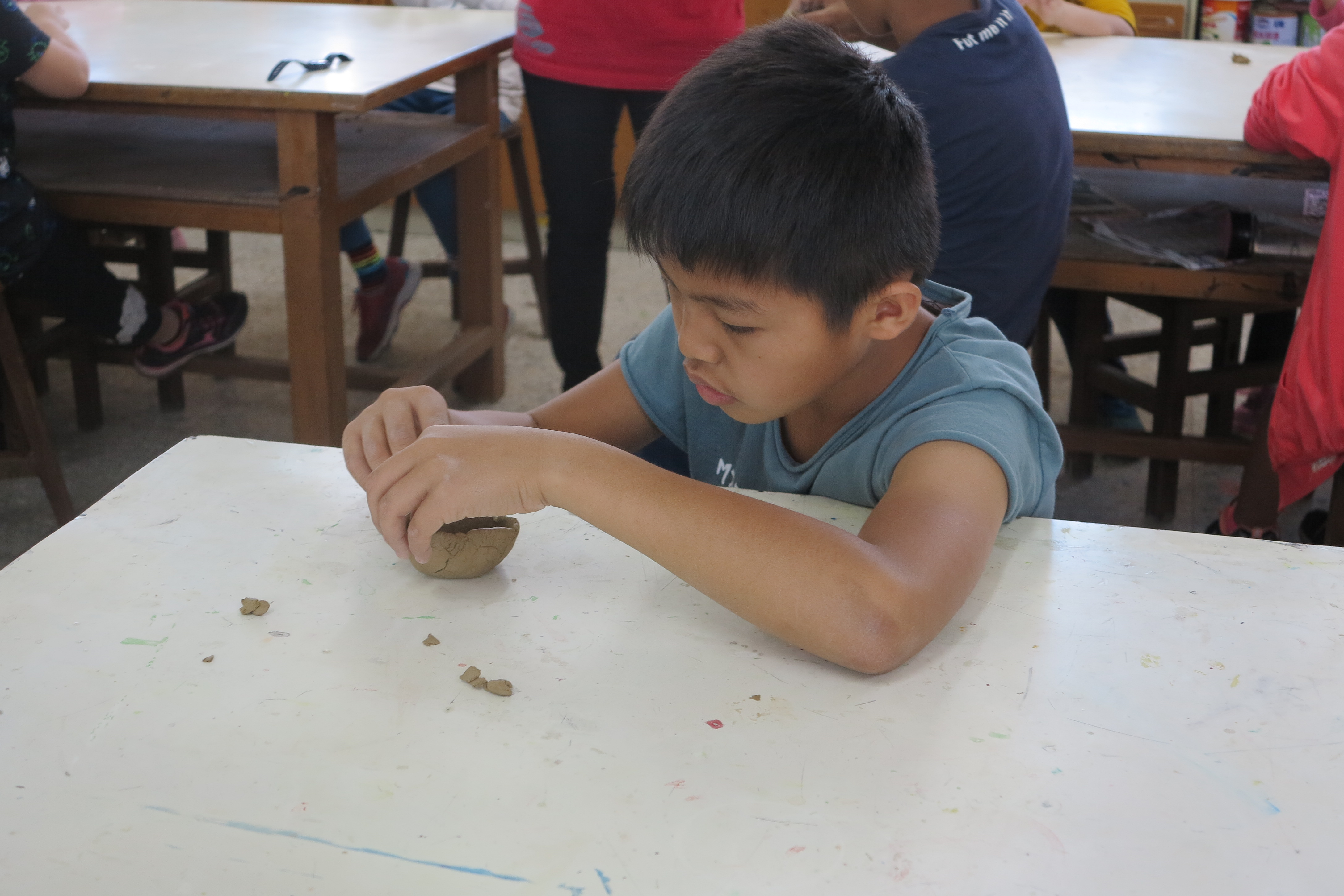 學生專注於捏陶課程