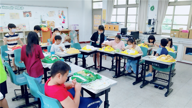 高雄市112學年度教育部藝術深耕教學計畫 〖 東門客家獅遊瀰濃-客家獅結合美濃在地特色彩繪創作〗_封面照片