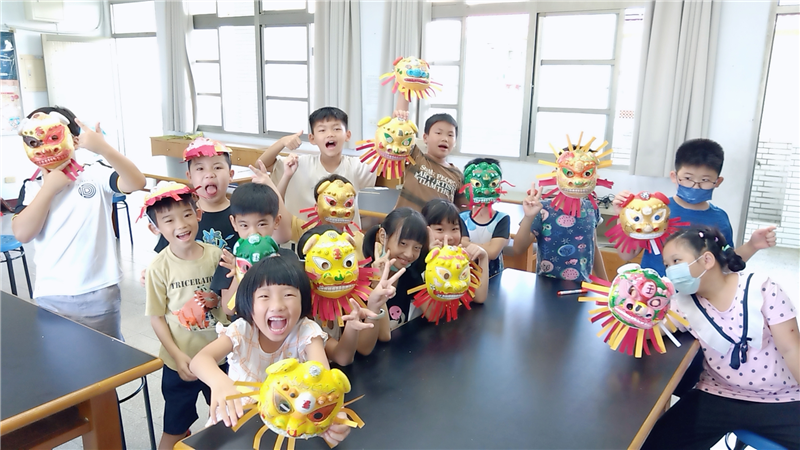 學生完成客家獅面具開心展現成果