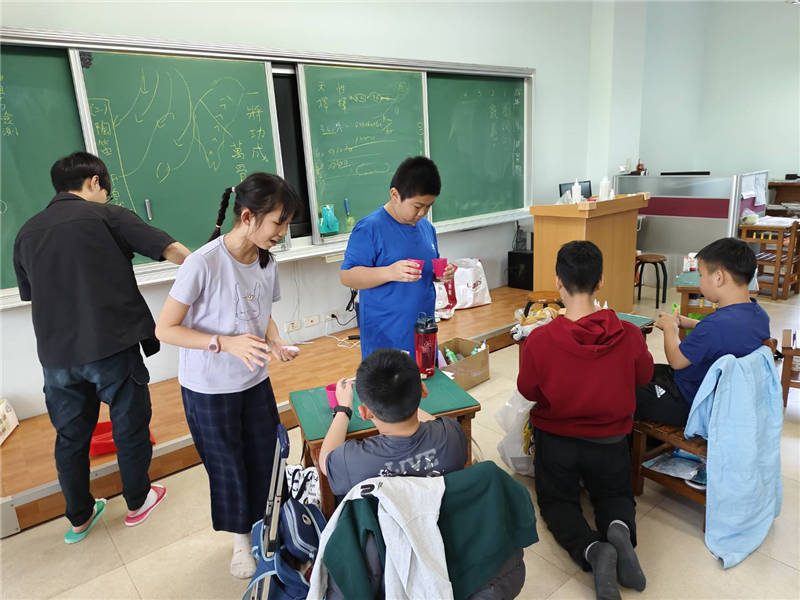 老師指導小朋友進行藝術創作