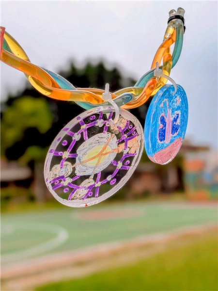 小朋友藝術創作布置在校園圍牆