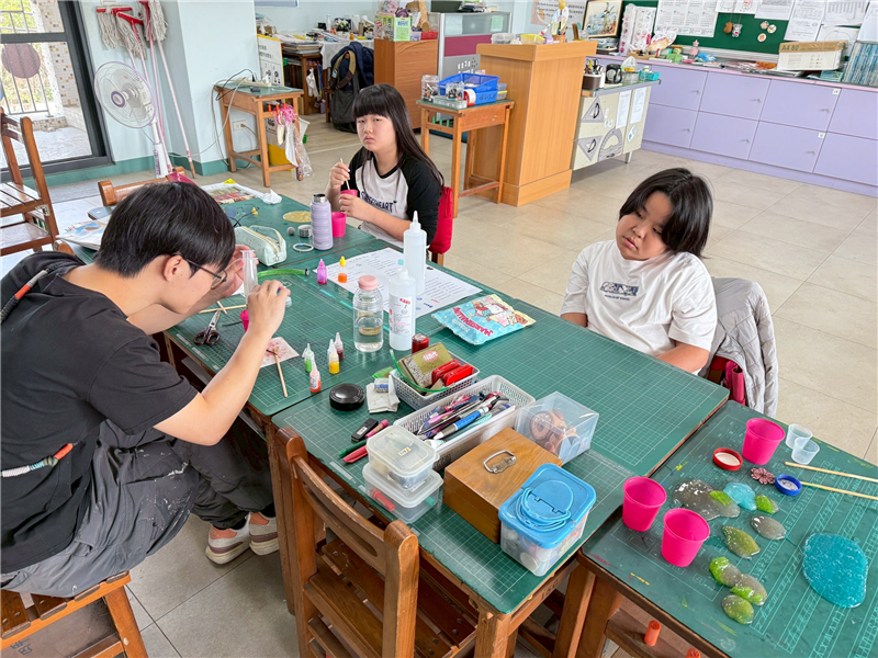 小朋友專心聆聽老師指導創作