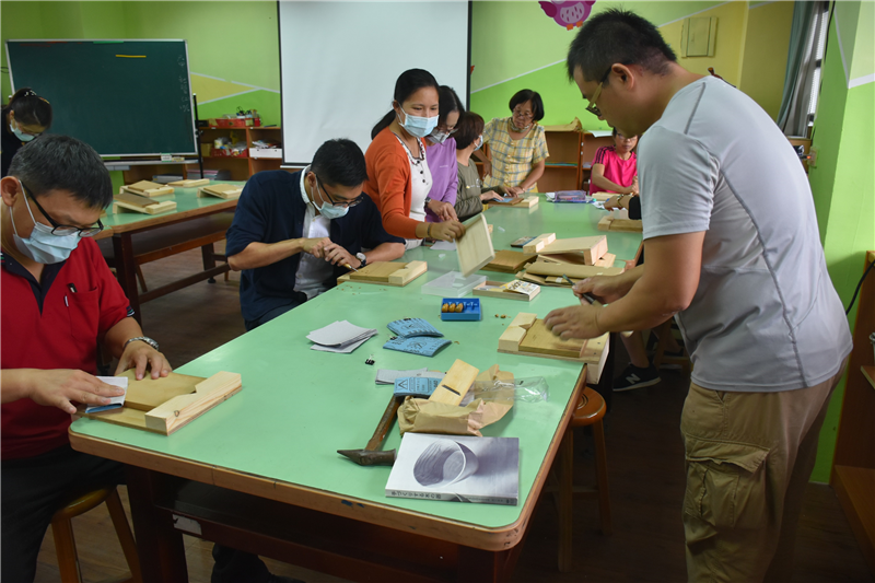 學生研磨木片