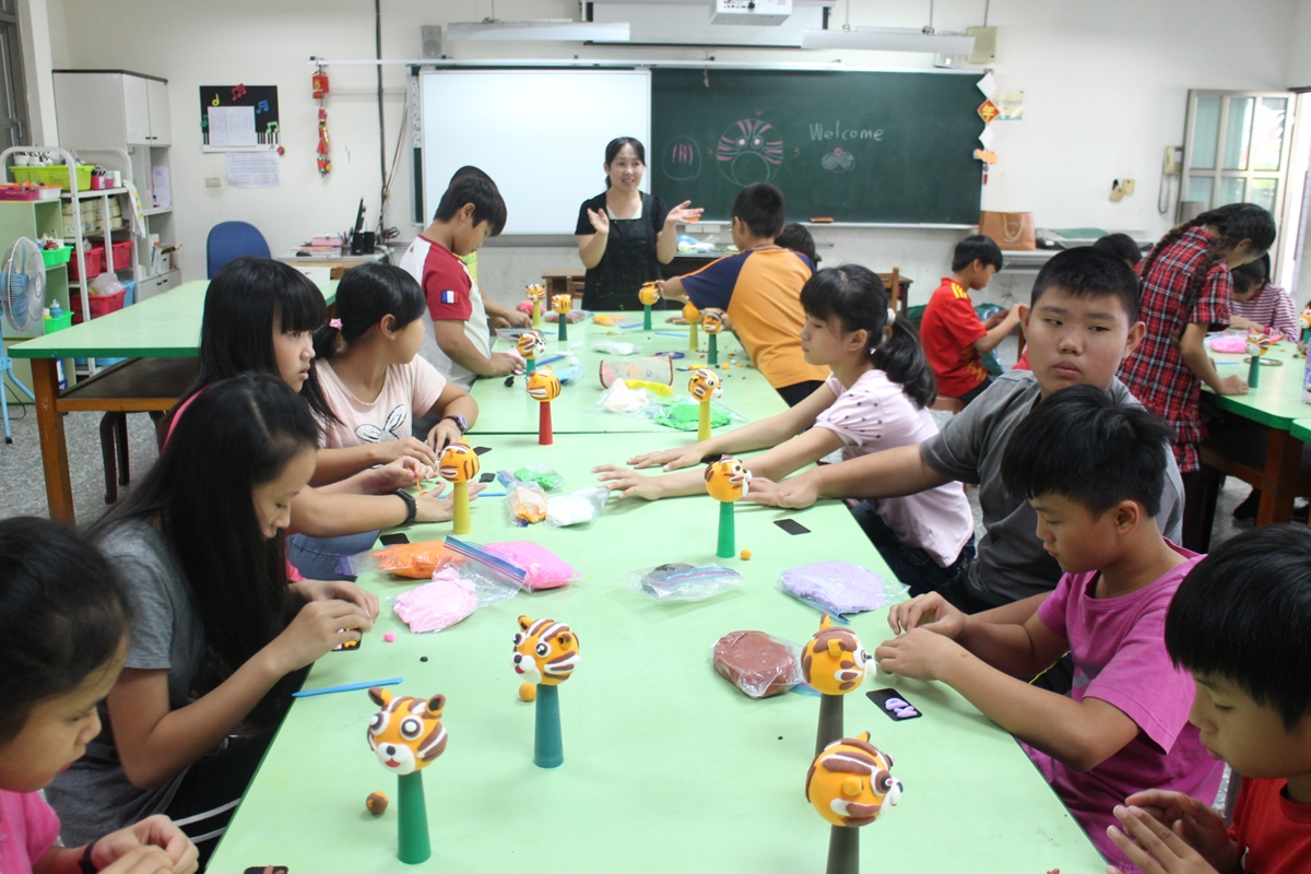 外聘講師與校內藝術領域老師協同進行高年級輕黏土塑型課程。