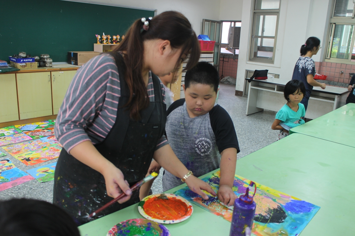 外聘講師與校內藝術領域老師協同進行低年級凹版版畫課程。