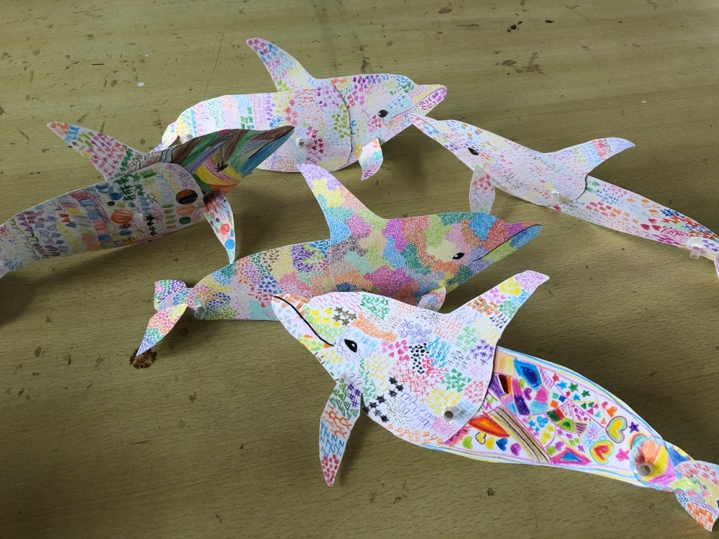 學生設計創意的活動式立體造型海豚作品
