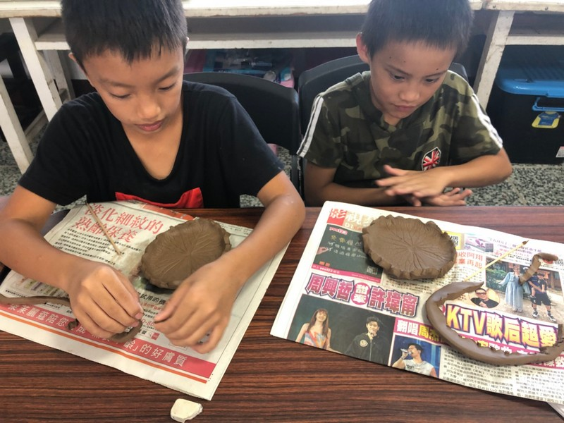學生進行陶藝作品創作