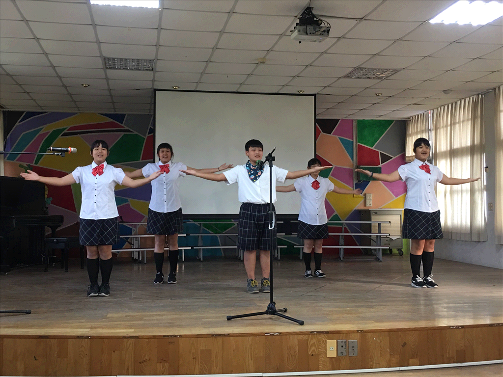英語團唱表演，將肢體動作加入歌唱表演中，可以讓學生在唱歌時更放得開更自在，也為表演作點綴。