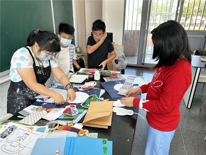 教師透過「剪貼」及「細密畫」教學方式，協助與指導學生如何貼黏雪人之立體穿搭