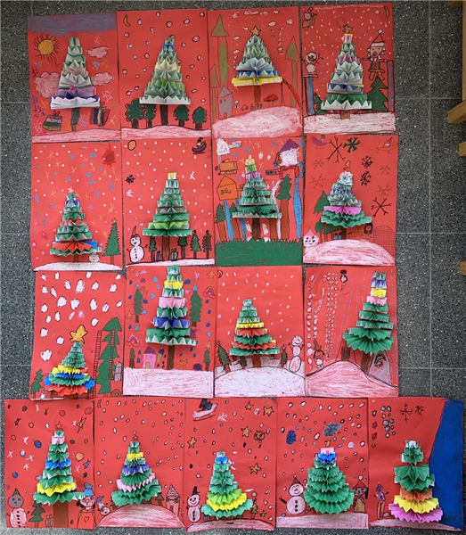 教師引導學生摺紙之手部肌練訓練，摺出精緻之彩色耶誕樹立體作品