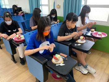學生上課專注揉捏作品