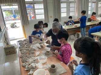 老師一一指導學生捏陶