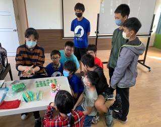 老師指導學生手做技巧
