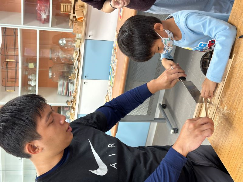 木藝教師指導低年級裁切技巧