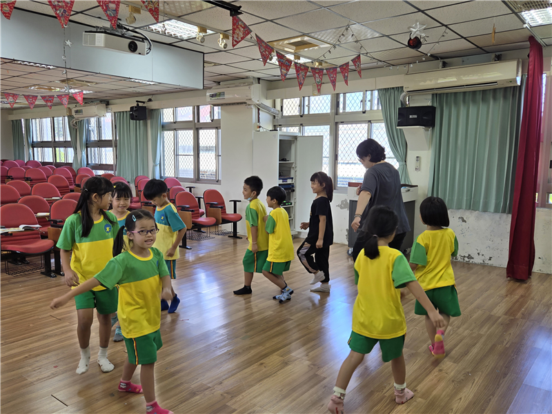 老師帶領音樂遊戲