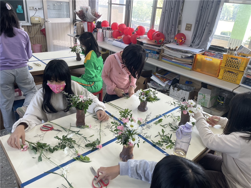 在白堊土花器插上美麗的花